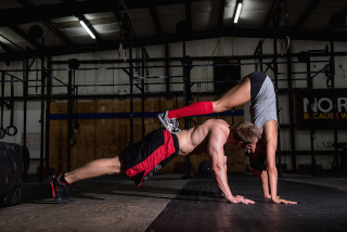 Illustration for article titled These CrossFit Freaks Took Amazing Engagement Photos